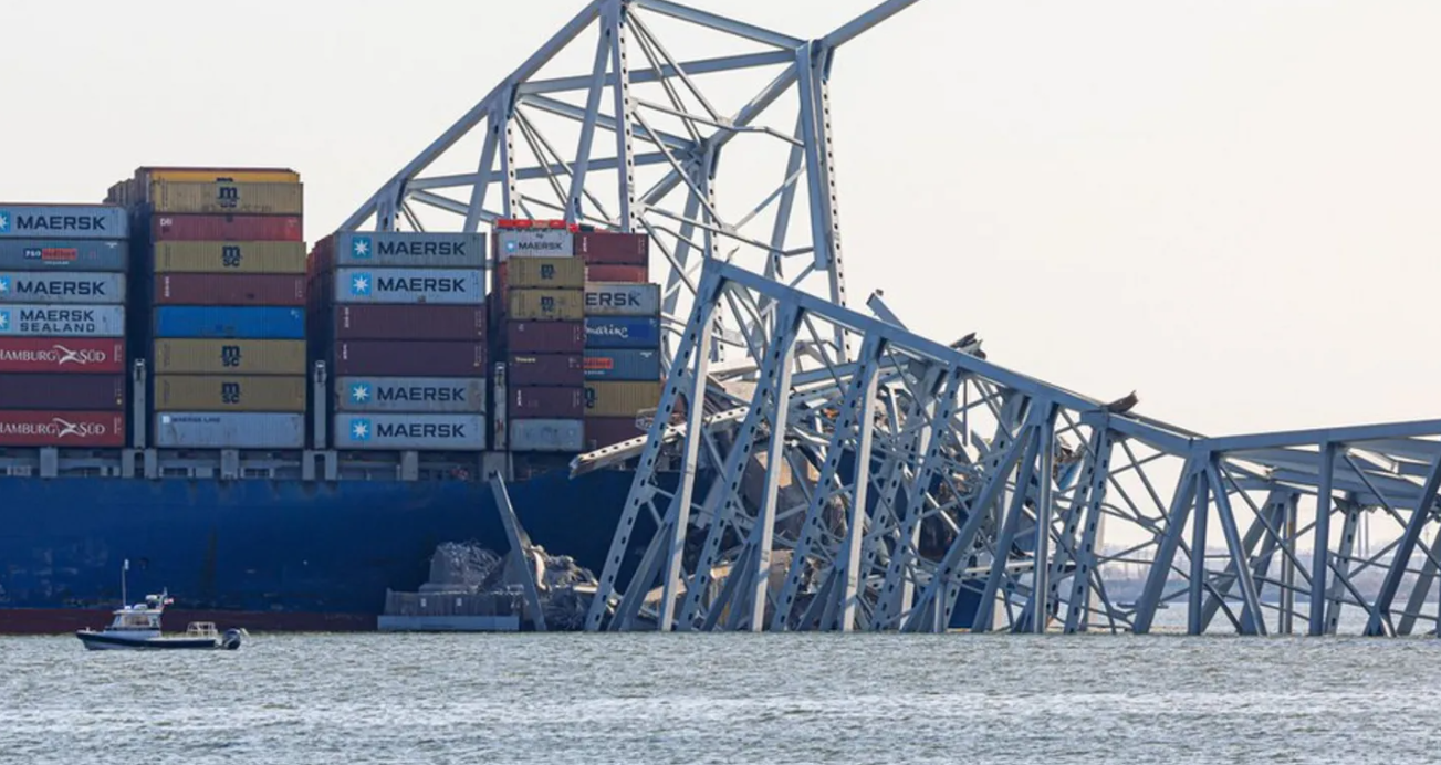 美國馬里蘭州巴爾的摩大橋倒塌至今一周,當局開始清埋撞橋貨櫃船上的橋身碎片,並開闢一條臨時航道,讓附近水域被困的拖船和駁船可以駛出港口,惟目前難以評估港口重開時間。(路透社)