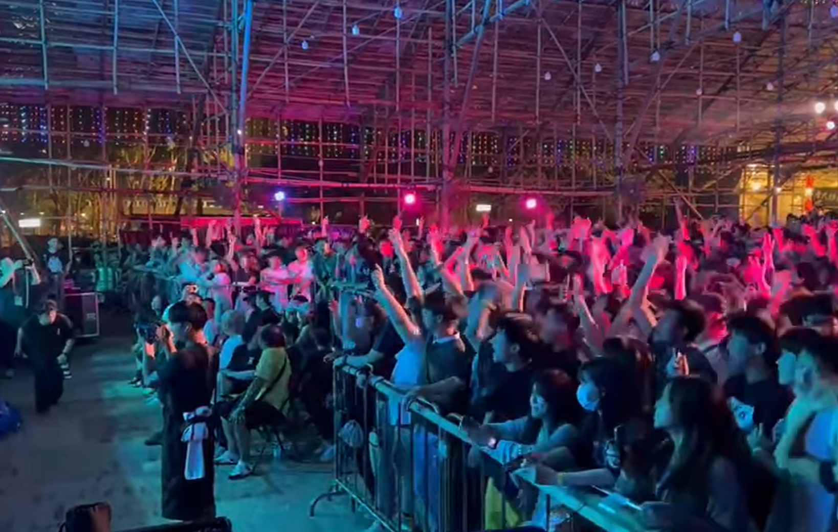 葵青區於本月12至14日舉辦青衣戲棚活動,除了傳統神功戲,更有團體辦音樂節,邀請多支樂隊表演,吸引大批年輕人入場,場面熱烈。(影片截圖)