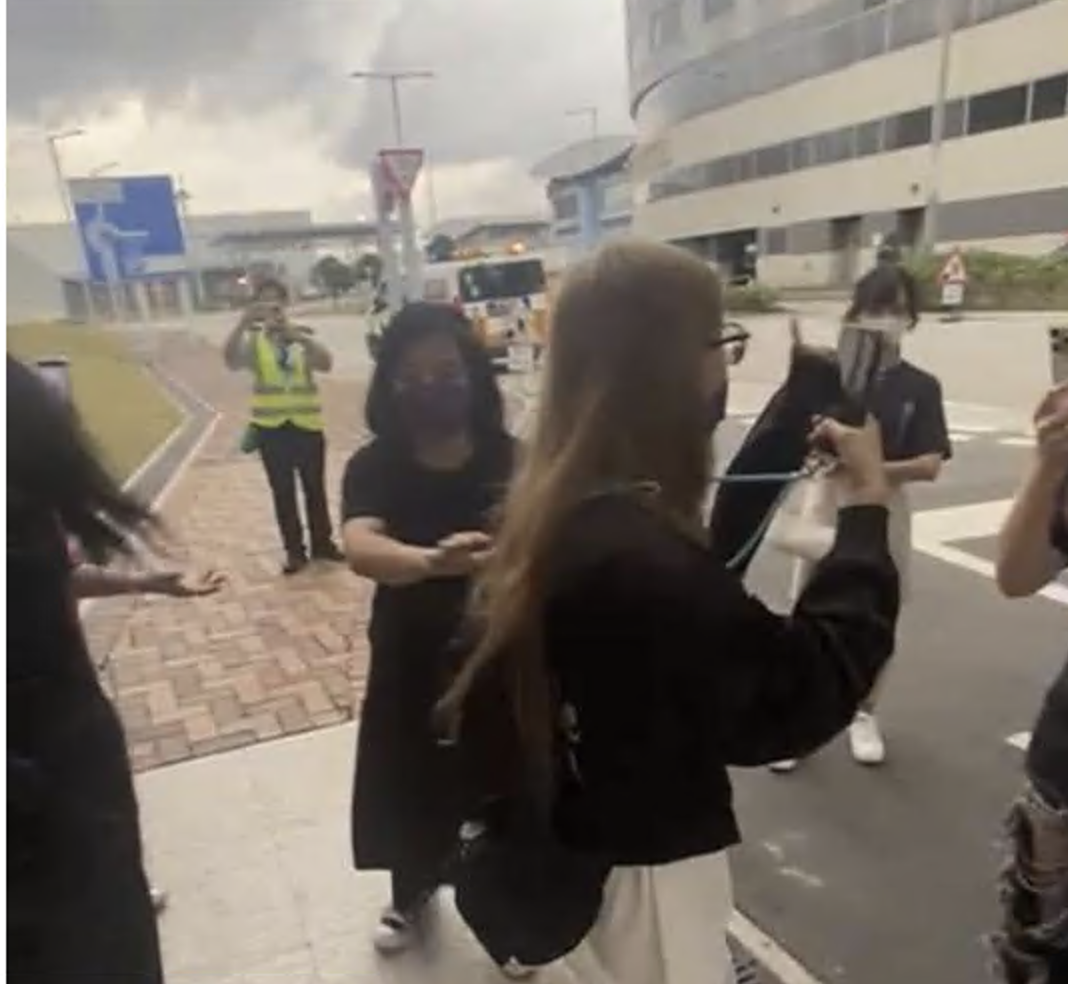 網上有fans拍片紀錄霸位接機情況,神徒與姜糖爭位起爭執,並大打出手。