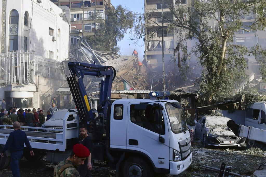 伊朗駐敘利亞大使館的領事部門建築物遭到空襲,幾乎完全被炸毀(美聯社)