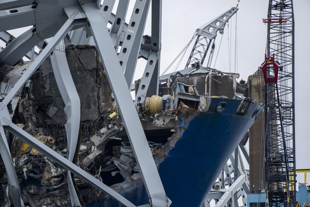 美國馬里蘭州巴爾的摩大橋倒塌至今一周,當局開始清埋撞橋貨櫃船上的橋身碎片,並開闢一條臨時航道,讓附近水域被困的拖船和駁船可以駛出港口,惟目前難以評估港口重開時間。(美聯社)