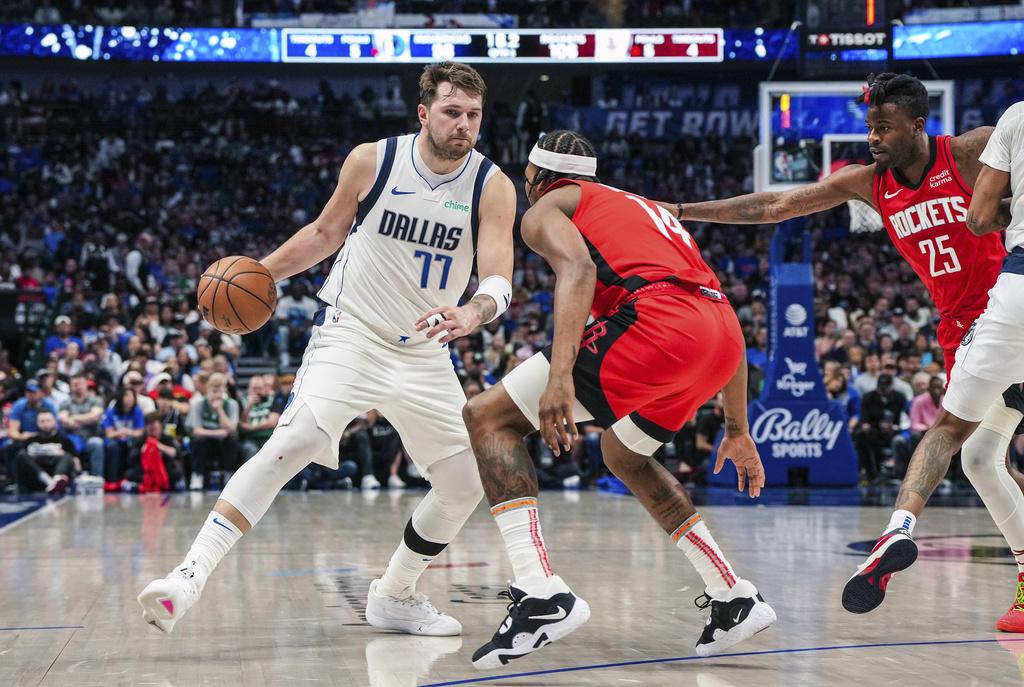 獨行俠加時147:136擊敗火箭。(美聯社)