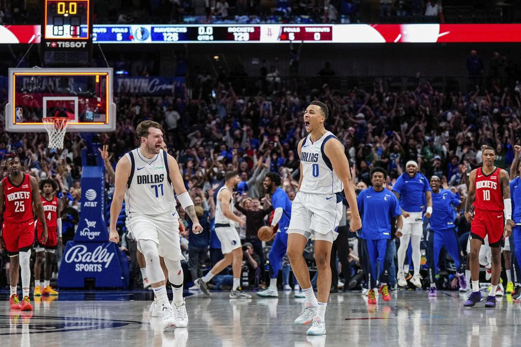 獨行俠艾森最後射入3分,將比賽帶入加時。(美聯社)