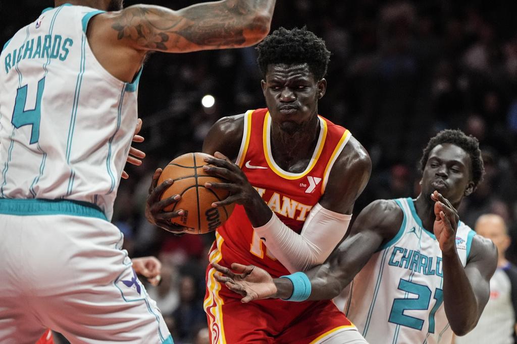 黃蜂以115:114險勝鷹隊。(美聯社)