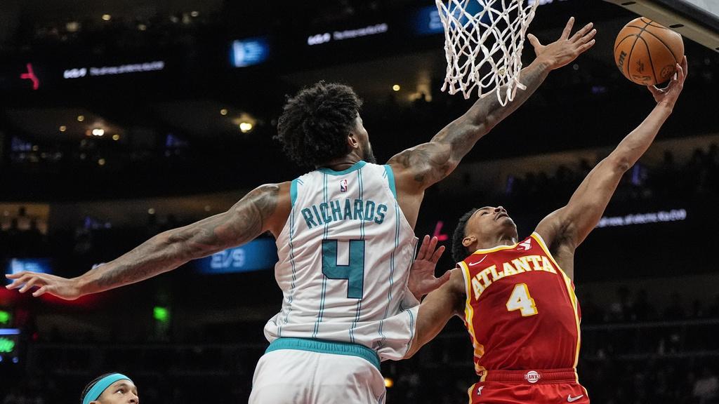 黃蜂以115:114險勝鷹隊。(美聯社)