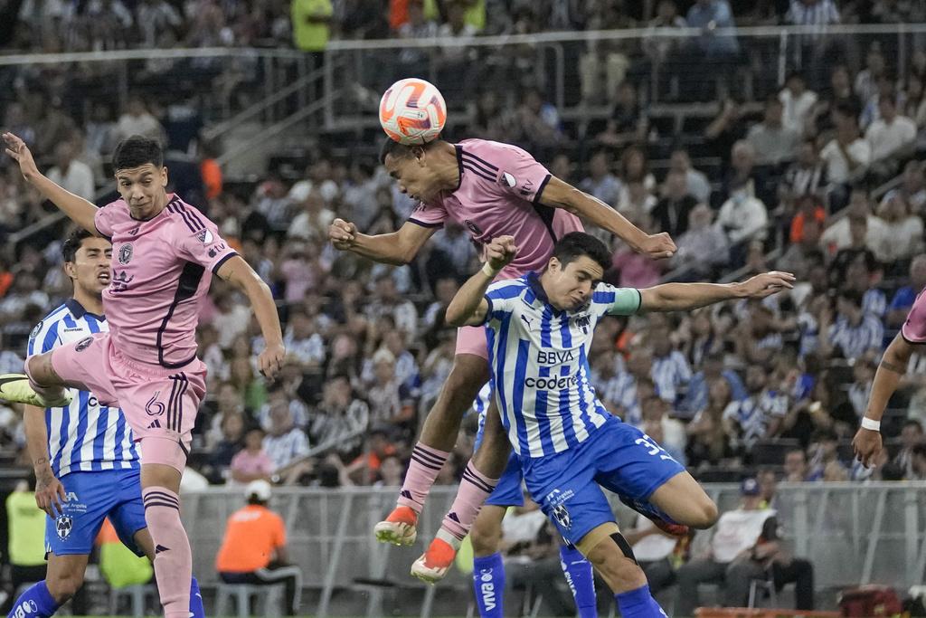 迪亞高高美斯接應美斯罰球,為國際邁亞密追回一球。(美聯社)