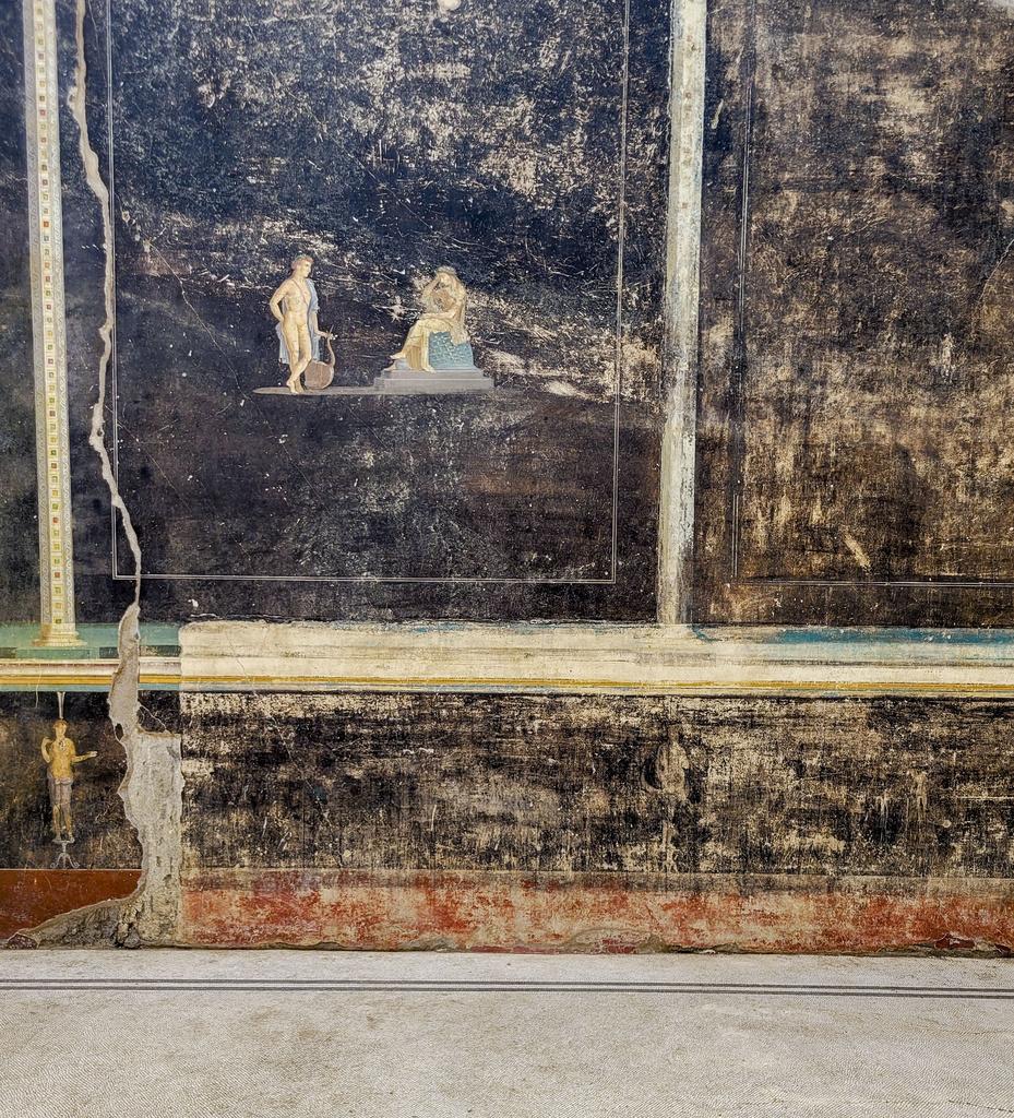 宴會廳上繪畫精緻的壁畫。(美聯社)