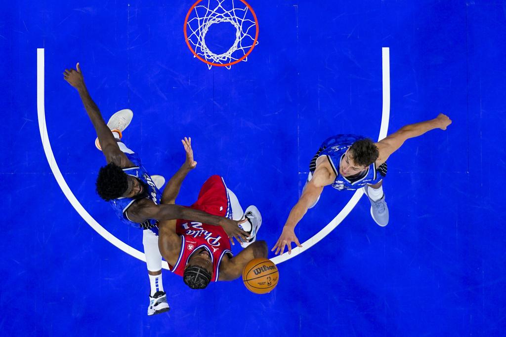 76人以125:113擊敗魔術。(美聯社)