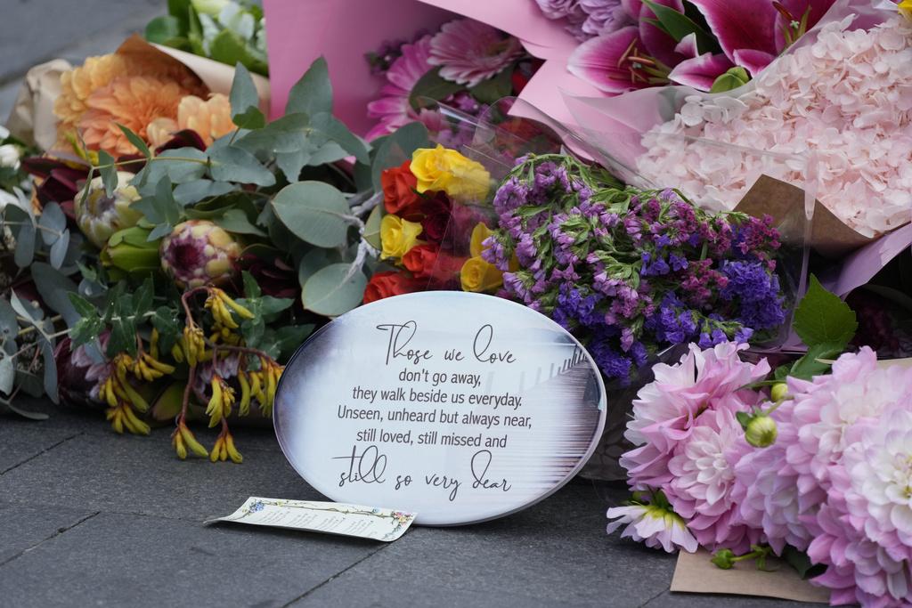 悉尼居民在案發商場外獻花,悼念遇難者。(美聯社)