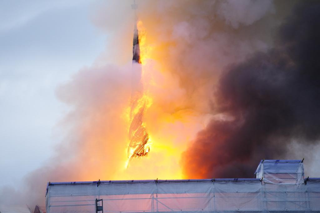 丹麥舊證券交易所的標誌性尖塔遭大火吞沒。(美聯社)