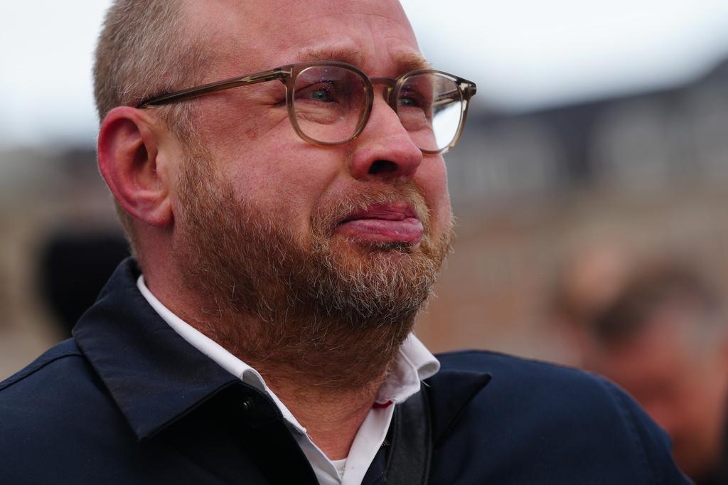 看著丹麥舊證券交易所大火,居民心痛。(美聯社)