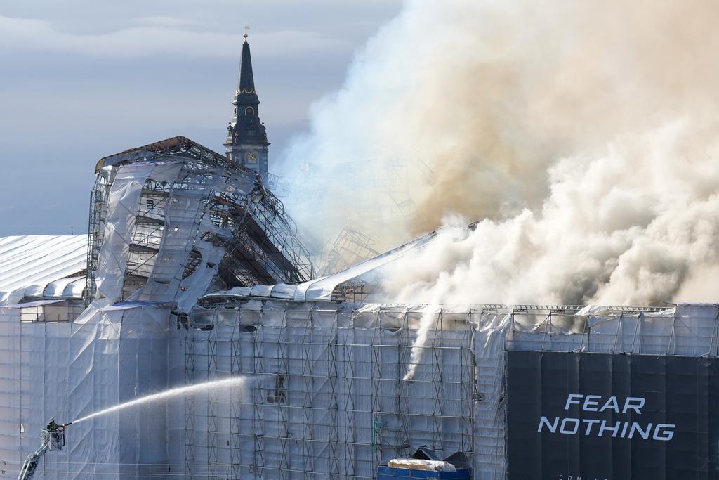 現場濃煙密布,消防奮力灌救。(美聯社)