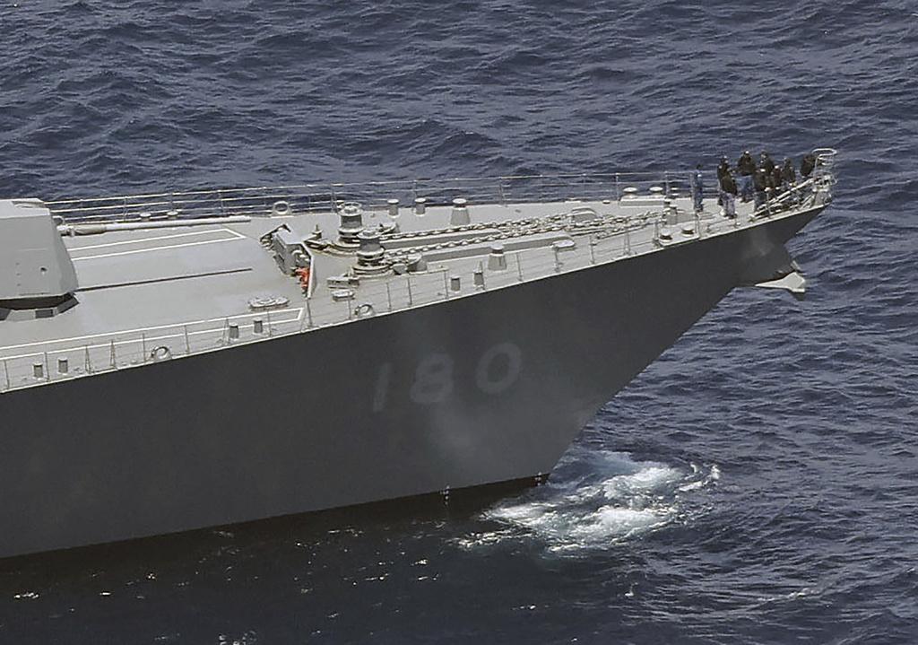 海上自衛隊驅逐艦周日駛近直升機失事海域。(美聯社)