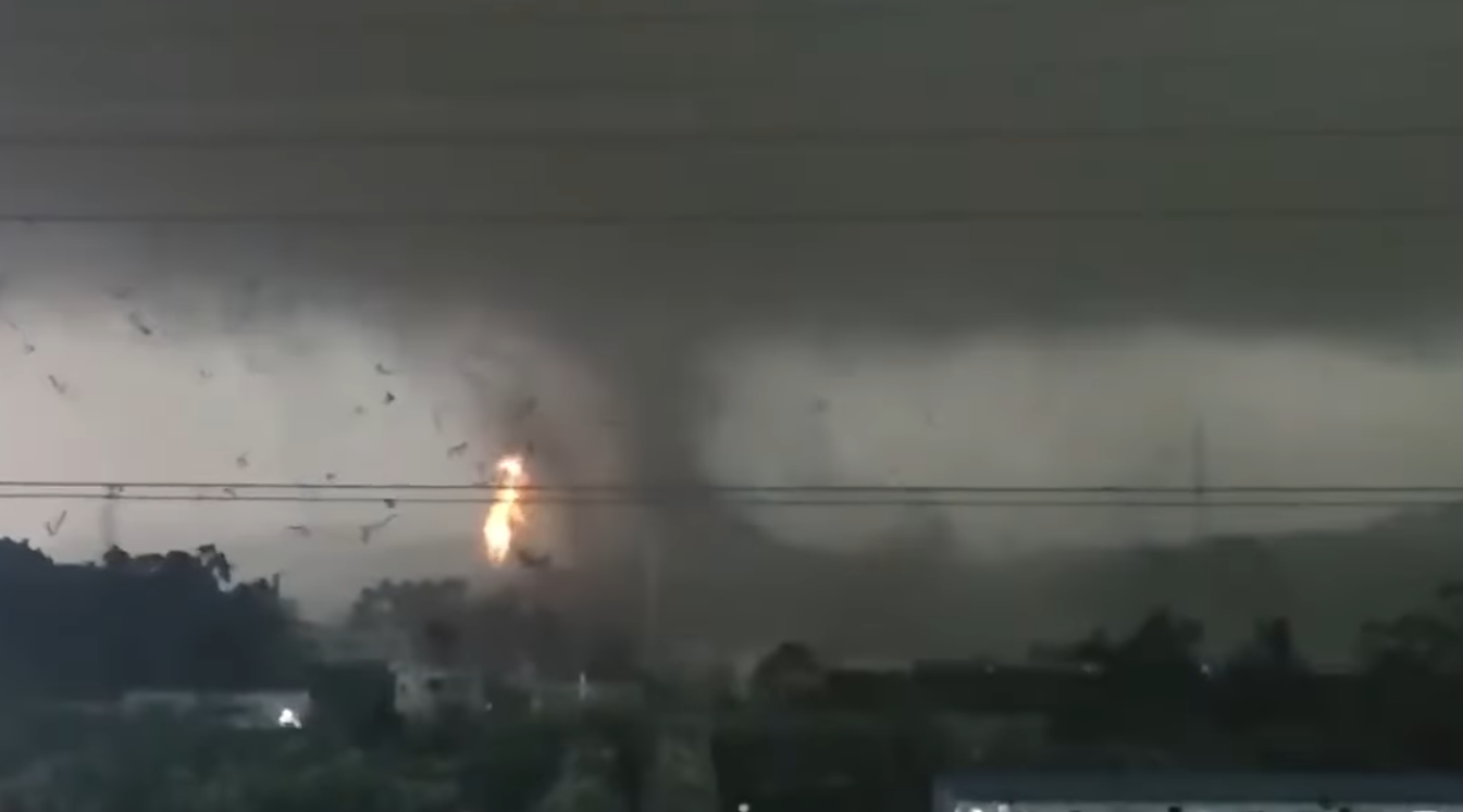 龍捲風出現時大量雜物被捲到空中漂浮旋轉,伴隨多次閃電,有電線被雷電擊中冒出巨大火光。(影片截圖)