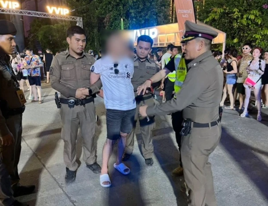 泰國傳媒報道,一名48歲香港男子周一(15日)參加曼谷一場潑水音樂會期間,被發現向現場人士派發違禁物品,警方在在其身上搜獲「快樂水」及「K仔」,當場被捕。(網上圖片)