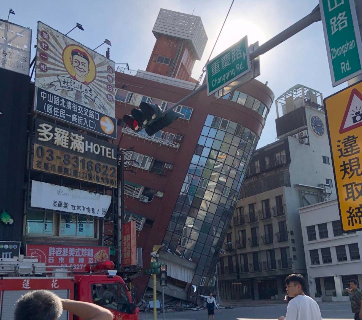 花蓮市軒轅路口天王星大樓房屋傾斜。 (中通社)