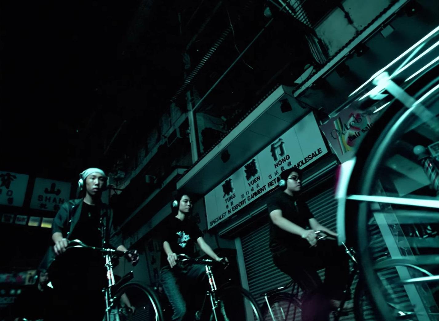 《Addicted To You》的MV在港動用大隊到銅鑼灣封街拍攝。