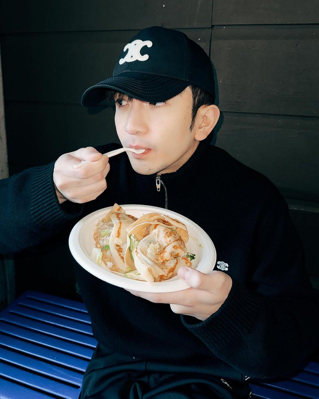 Anson Lo享受在外地放下偶包,自由自在的生活。