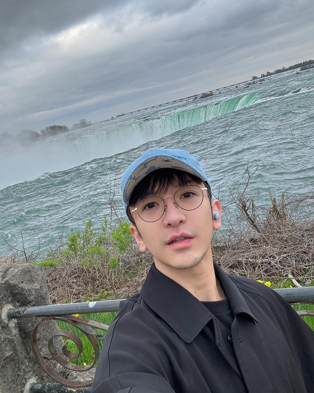 Anson Lo享受在外地放下偶包,自由自在的生活。