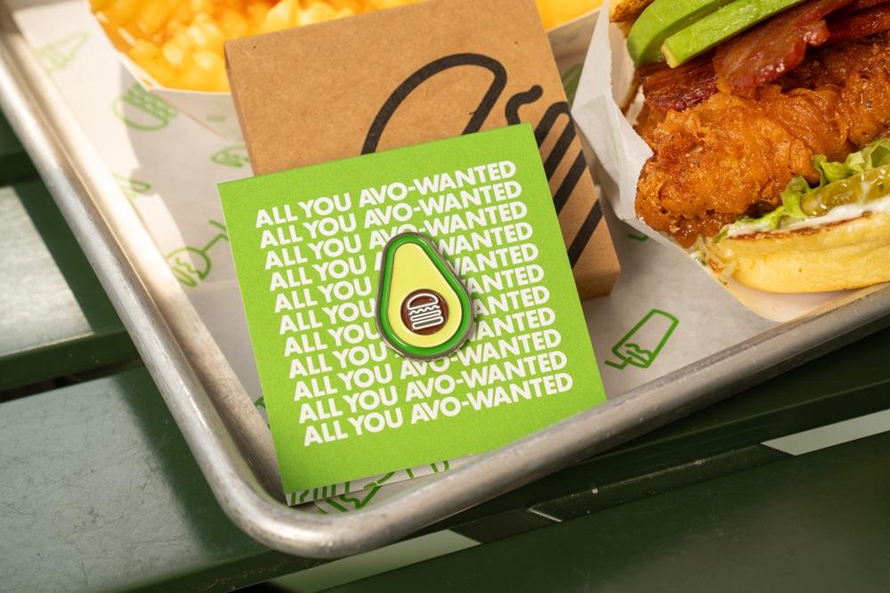 由即日起,於Shake Shack線上點餐平台購買牛油果煙肉系列加配任何小食及飲品,即可獲贈限量版襟章一枚!