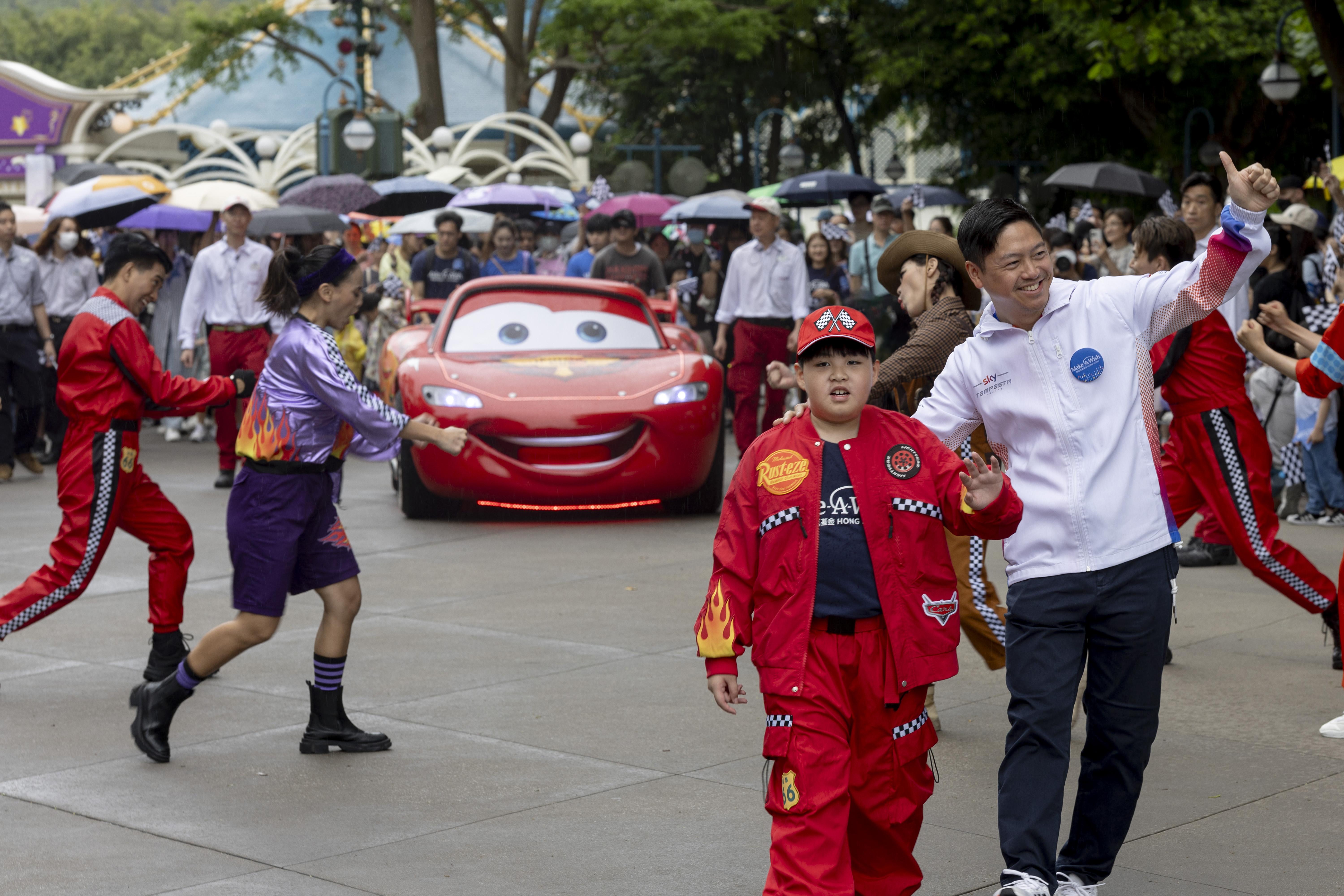 Heison與閃電王麥坤、香港首位贏 得 GT 世界挑戰賽歐洲耐力賽的賽車手許建德(Jonathan),以及一眾舞蹈員,在歡呼聲及掌 聲中成為眾人的焦點。