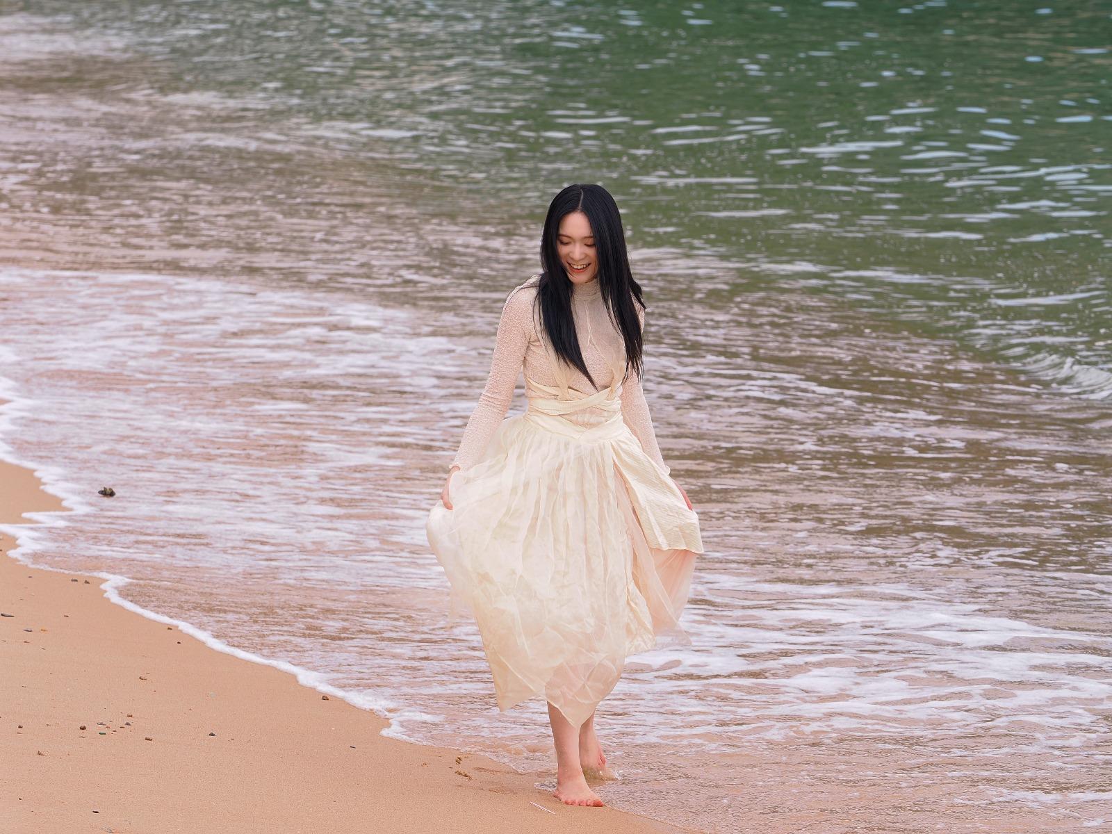 Cloud赤腳走到水中跳舞,仙氣爆燈。