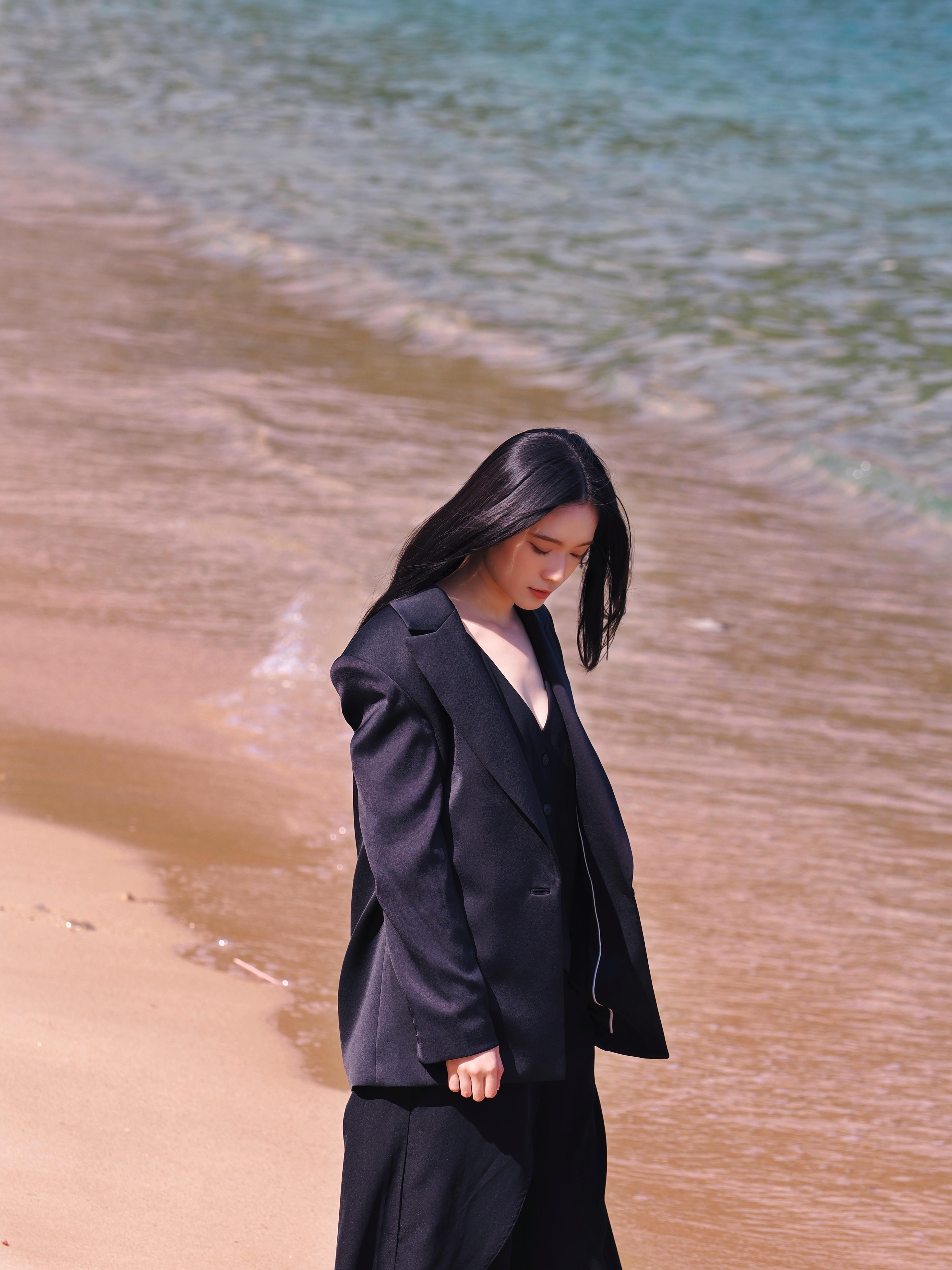 Cloud雲浩影專輯封面及相集由麥曦茵導演團隊製作。