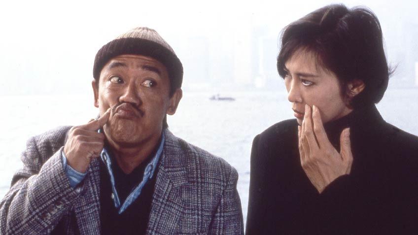 1987年,姜大衛執導喜劇電影《不是冤家不聚頭》,由吳耀漢和蕭芳芳主演,講述兩個性情古怪的男女在同一屋簷下發生的故事。蕭芳芳憑該片奪得第7屆香港電影金像獎最佳女主角。(網上圖片)