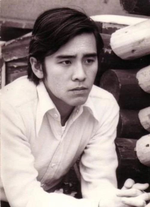 年輕時的姜大衛,散發出一種冷峻又帶點憂鬱的氣質。(網上圖片)