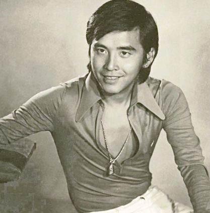 年輕時的姜大衛,當他的嘴角微微翹起,帶着自信的樣子,令很多女粉絲入迷。(網上圖片)