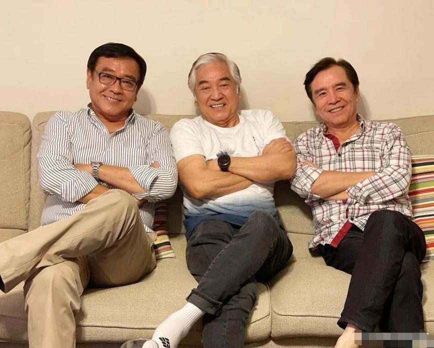 姜大衛(右)與哥哥秦沛(中)、弟弟爾冬陞(左)同樣為香港演藝界作出不少貢獻。(網上圖片)