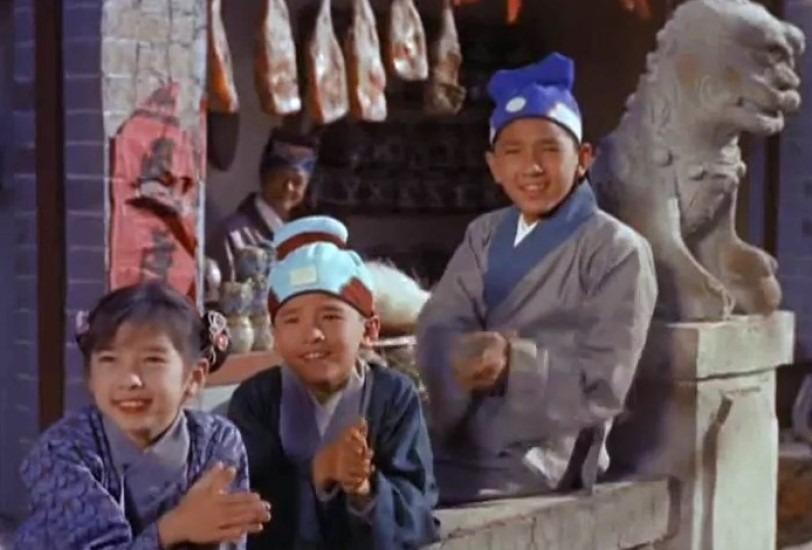 童星時期三兄妹,(右)哥哥秦沛,藝名嚴昌、(中)為姜大衛,藝名嚴偉和(左)妹妹嚴慧。他們一起參演1959年國語片《江山美人》。(網上圖片)