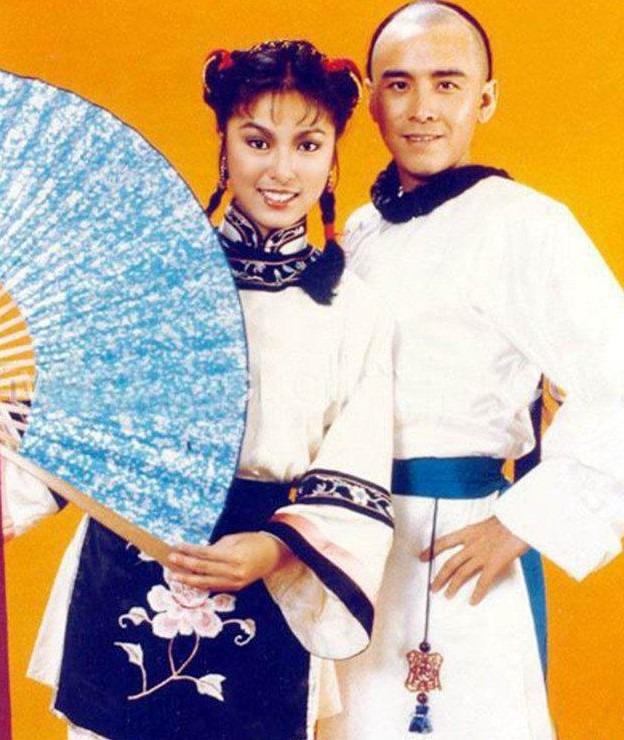 1980年,姜大衛由影圈轉投電視圈發展,加入麗的電視後,首部接拍劇集《大內群英》,與米雪(左)、萬梓良結戲緣。(網上圖片)