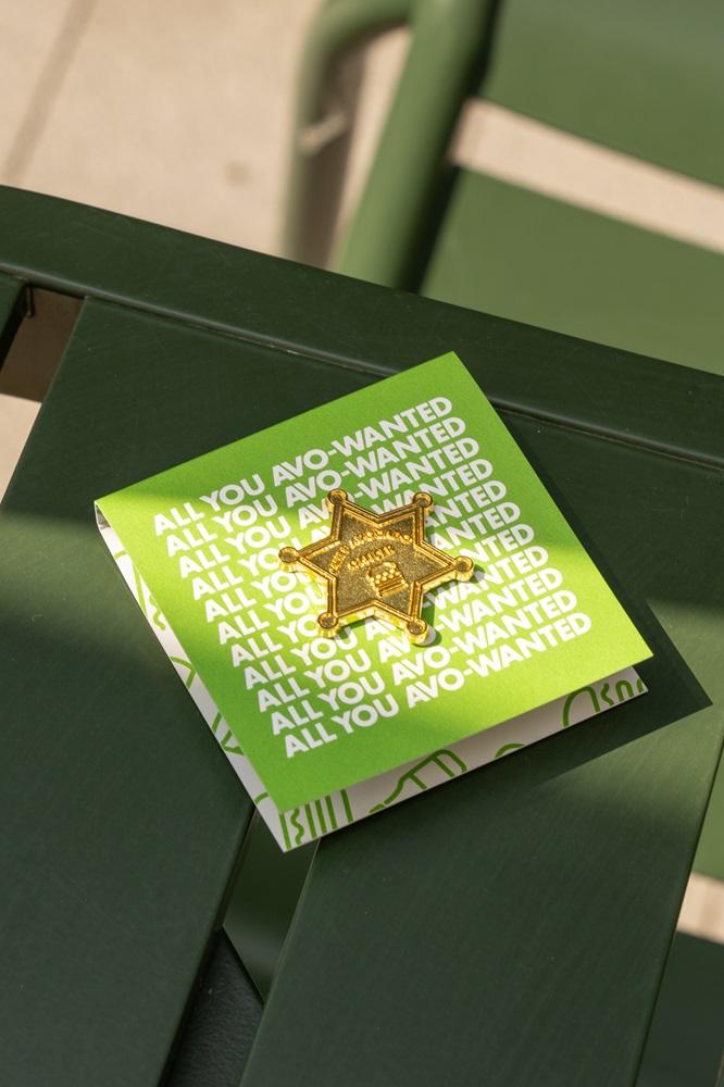 由即日起,於Shake Shack線上點餐平台購買牛油果煙肉系列加配任何小食及飲品,即可獲贈限量版襟章一枚!