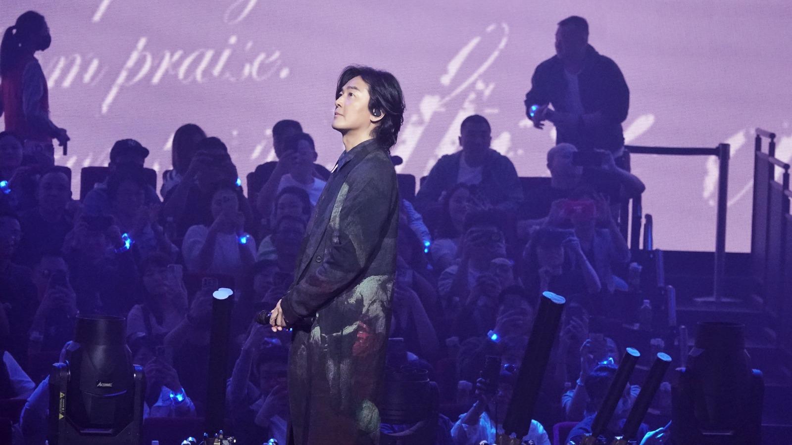 鄭伊健大唱經典金曲。