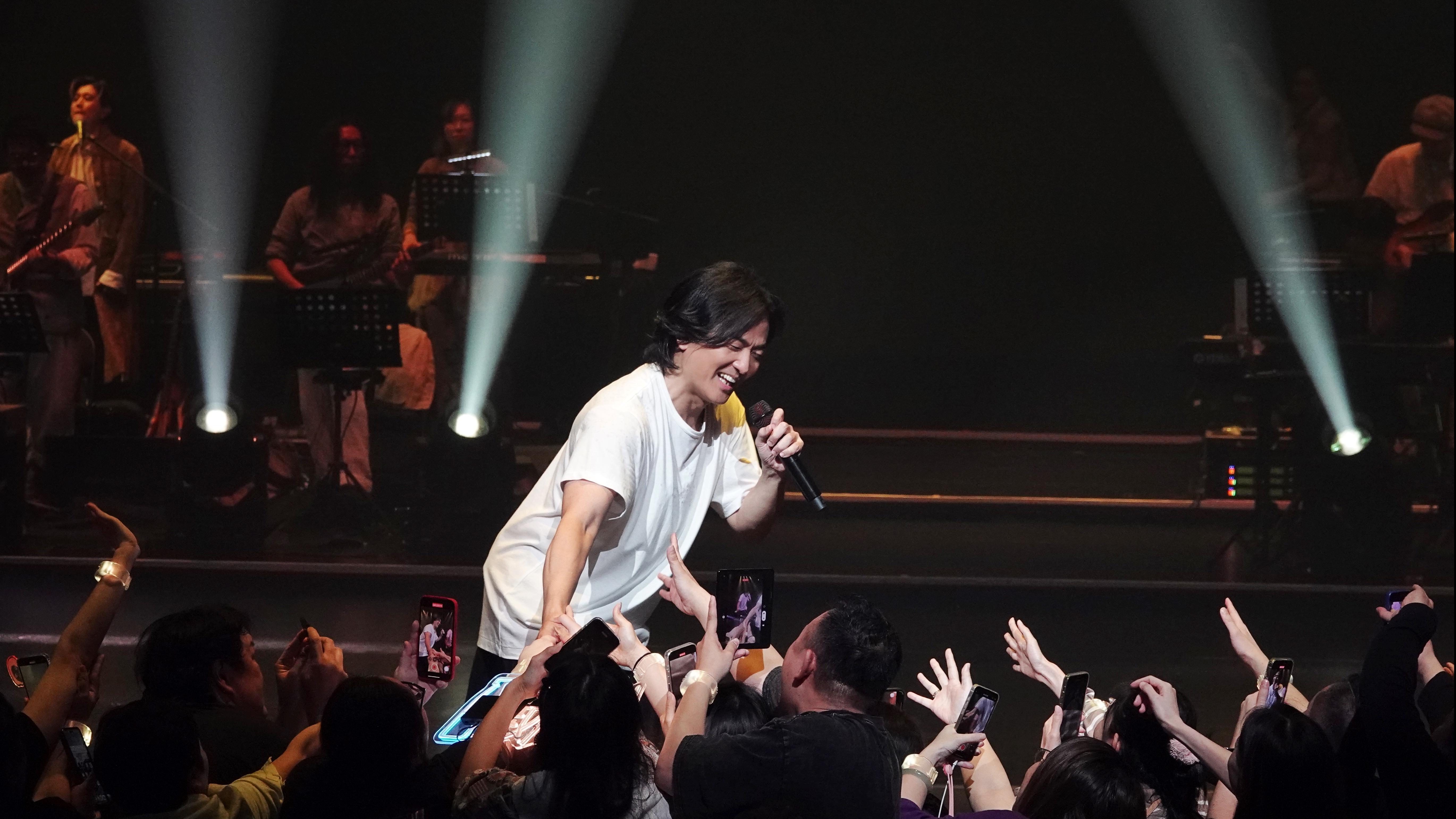 觀眾熱情衝到台前,伊健又唱又跳又握手。