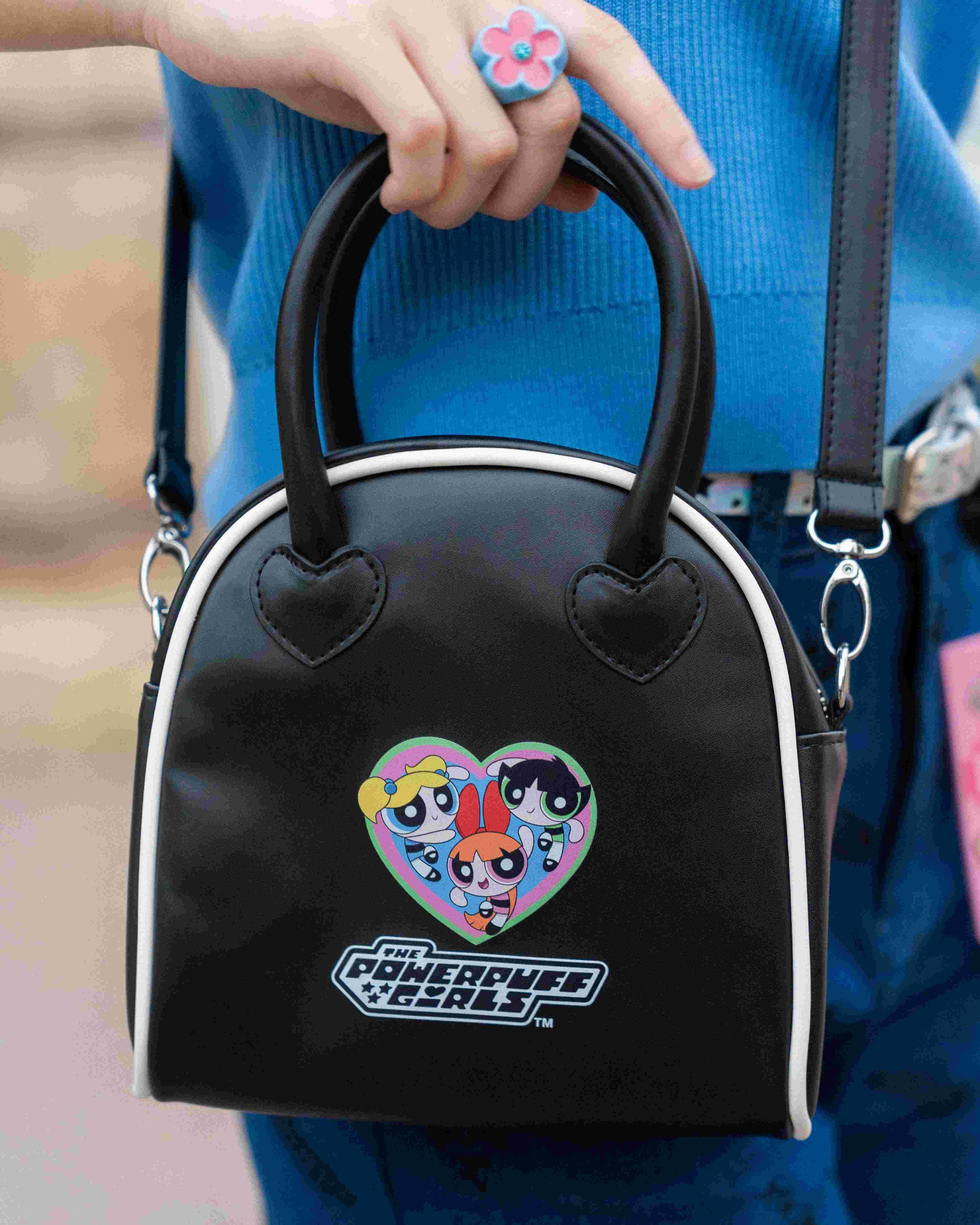 千禧復古設計的保齡球袋款,以黑色型格設計,配有手抽帶和可拆式斜孭帶