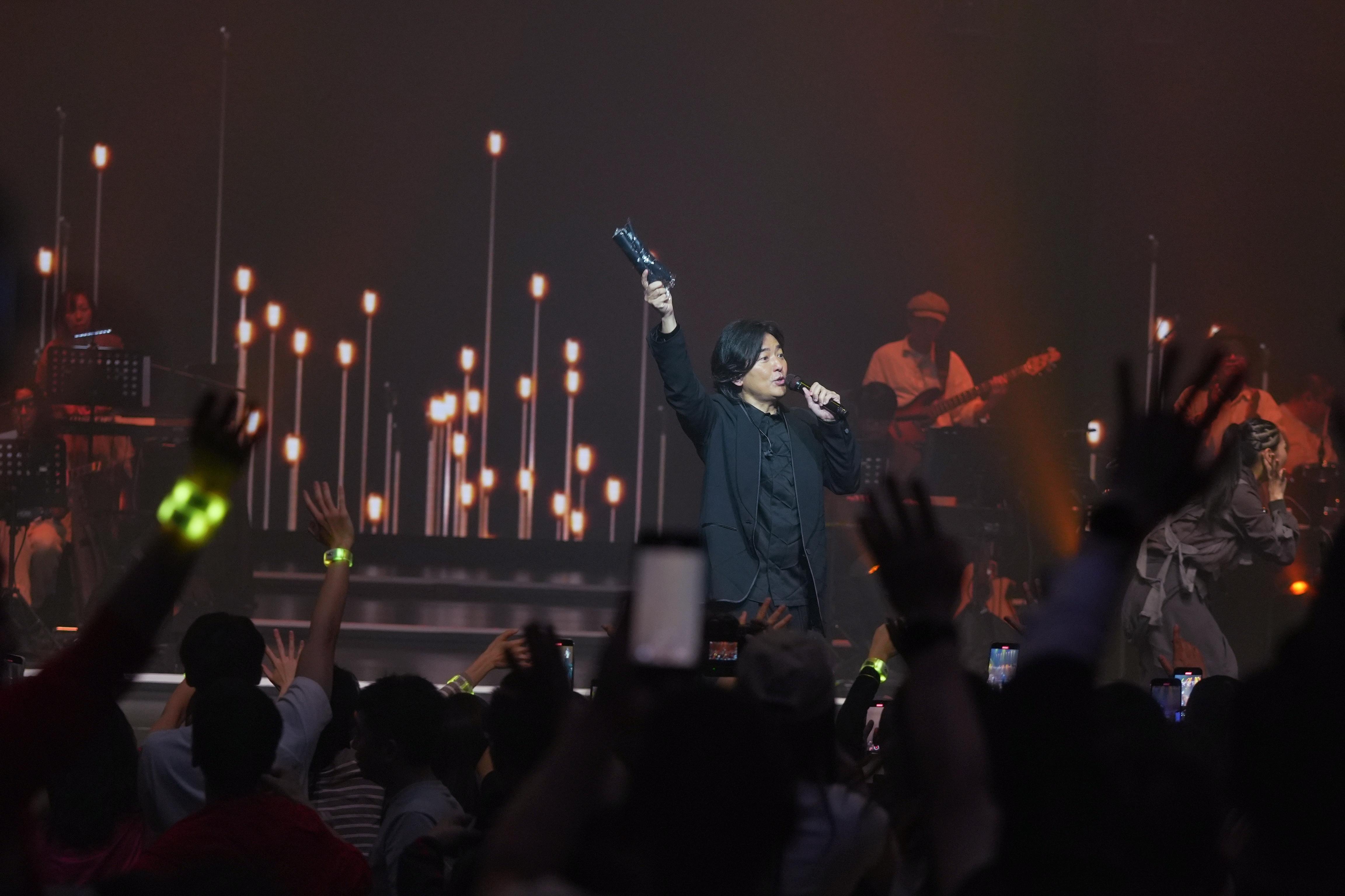 鄭伊健歌聲震攝觀眾,掌聲如雷。