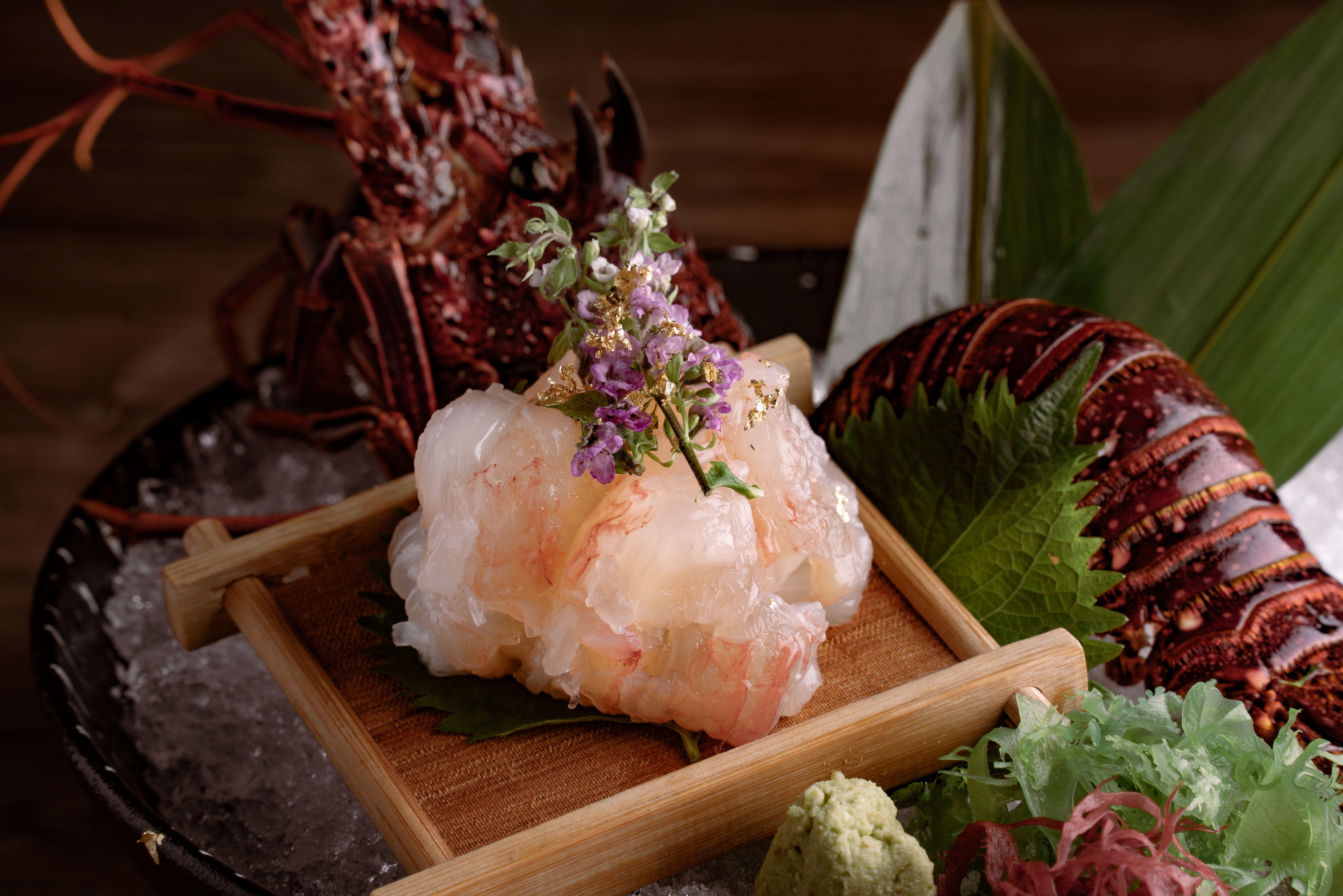 每 4 位惠顧「肉佐」級別 5 餐目的同行客人 (成人/長者/收費小童),可免費獲贈龍蝦刺身 1隻(約 400 克) ,送完即止。