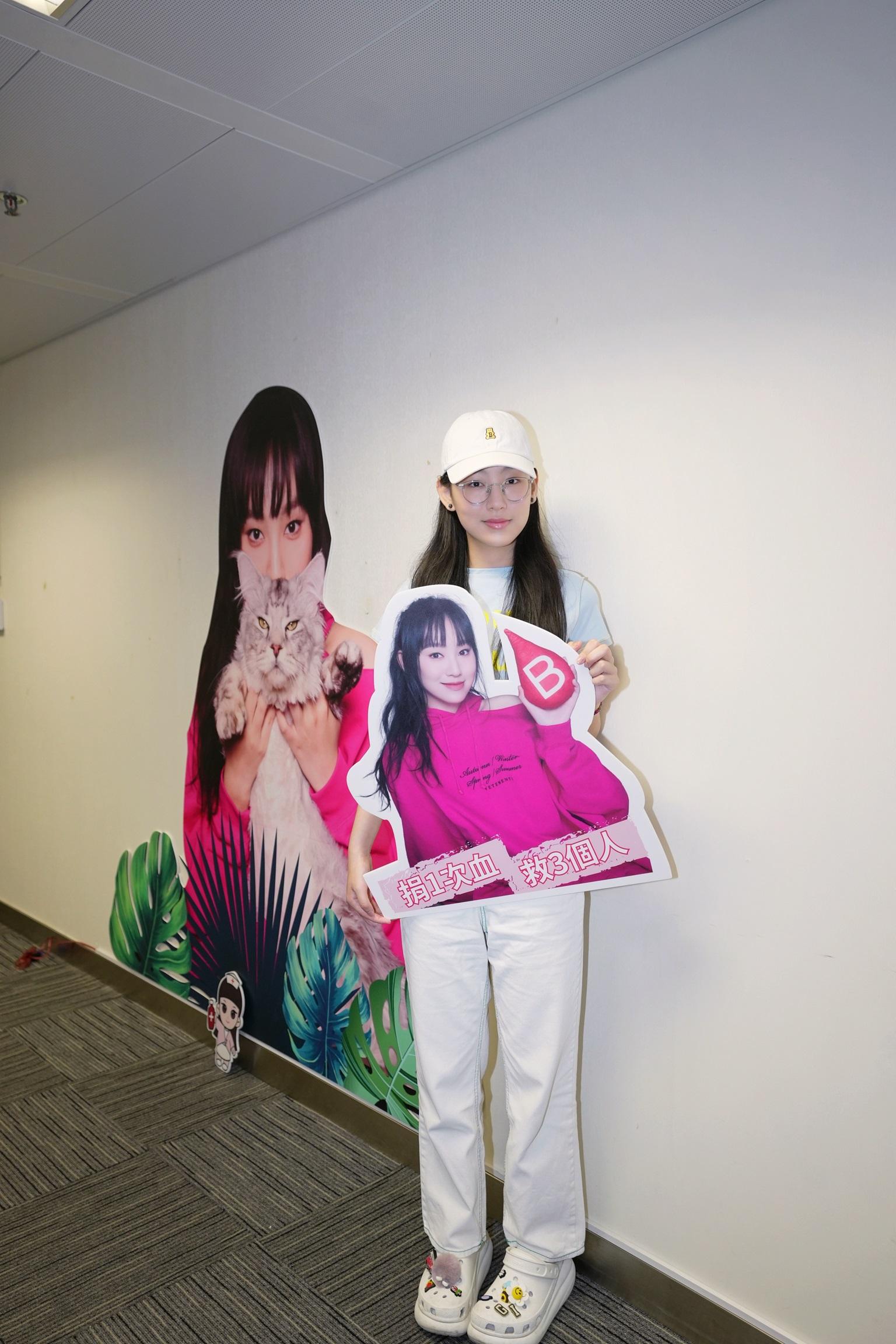 炎明熹出席後援會舉辧的捐血和義賣活動。