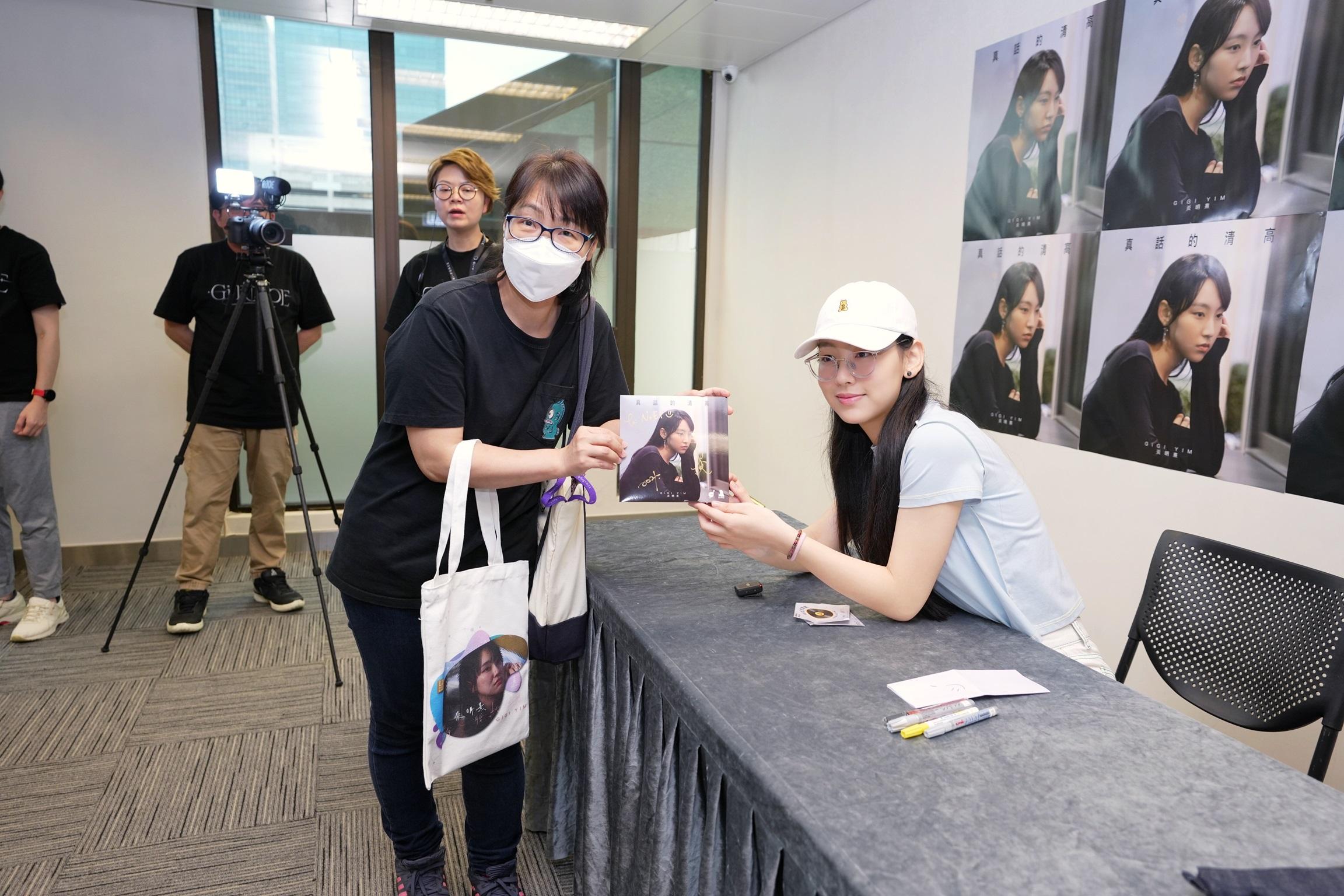 炎明熹推出首張黑膠碟,為歌迷簽名影相。