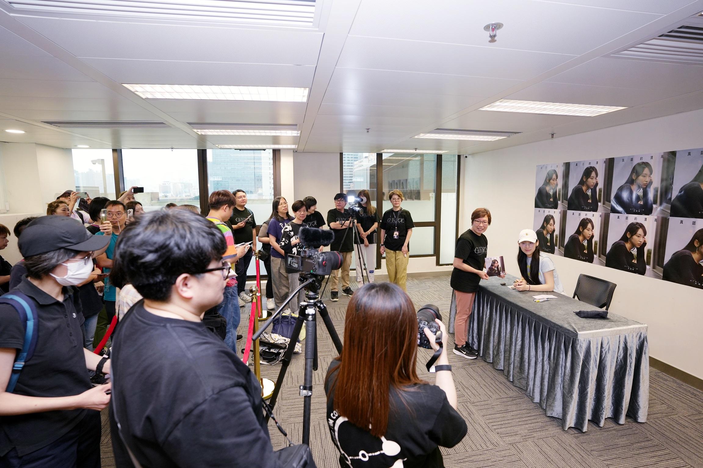 炎明熹推出首張黑膠碟,為歌迷簽名影相。