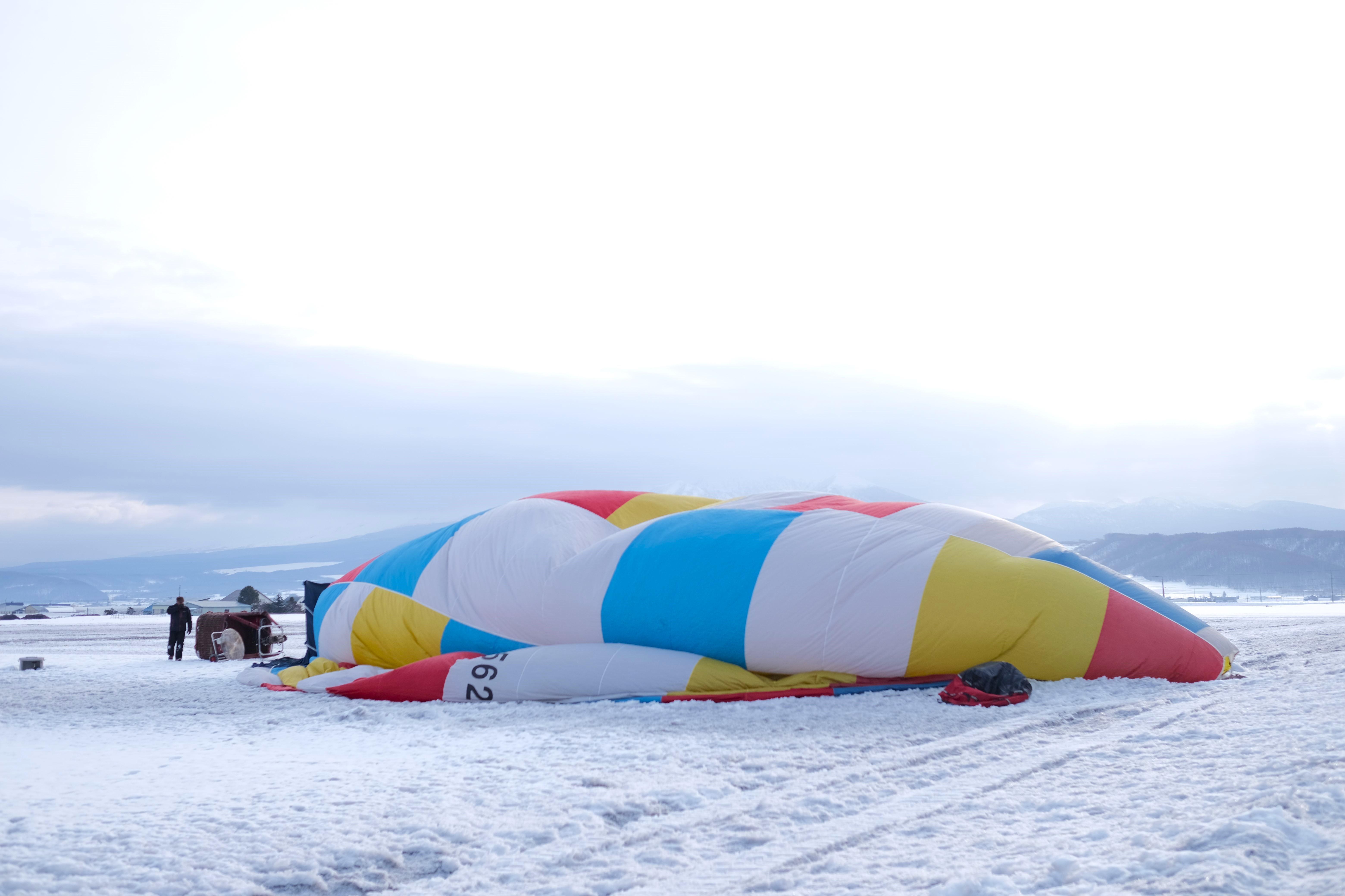 工作人員正準備熱氣球升空