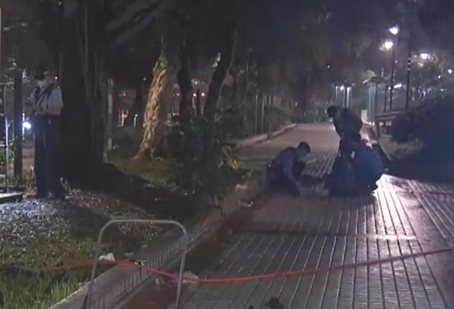 沙田源禾遊樂場發生工業意外,四名渠務工人懷疑吸入硫化氫,其中兩人送院搶救後不治。(now新聞台截圖)