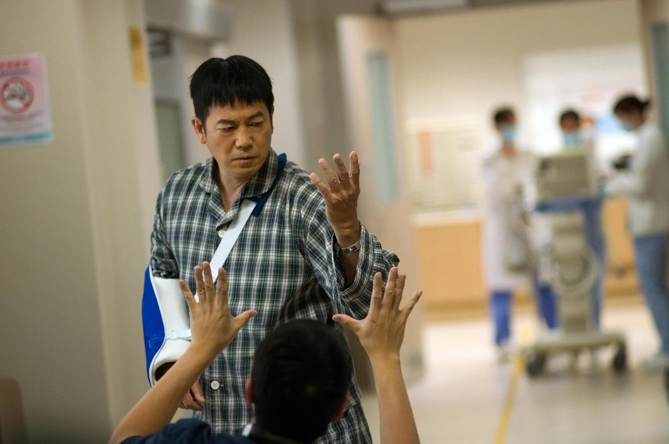 剛正(歐錦棠飾)甦醒卻失去記憶。