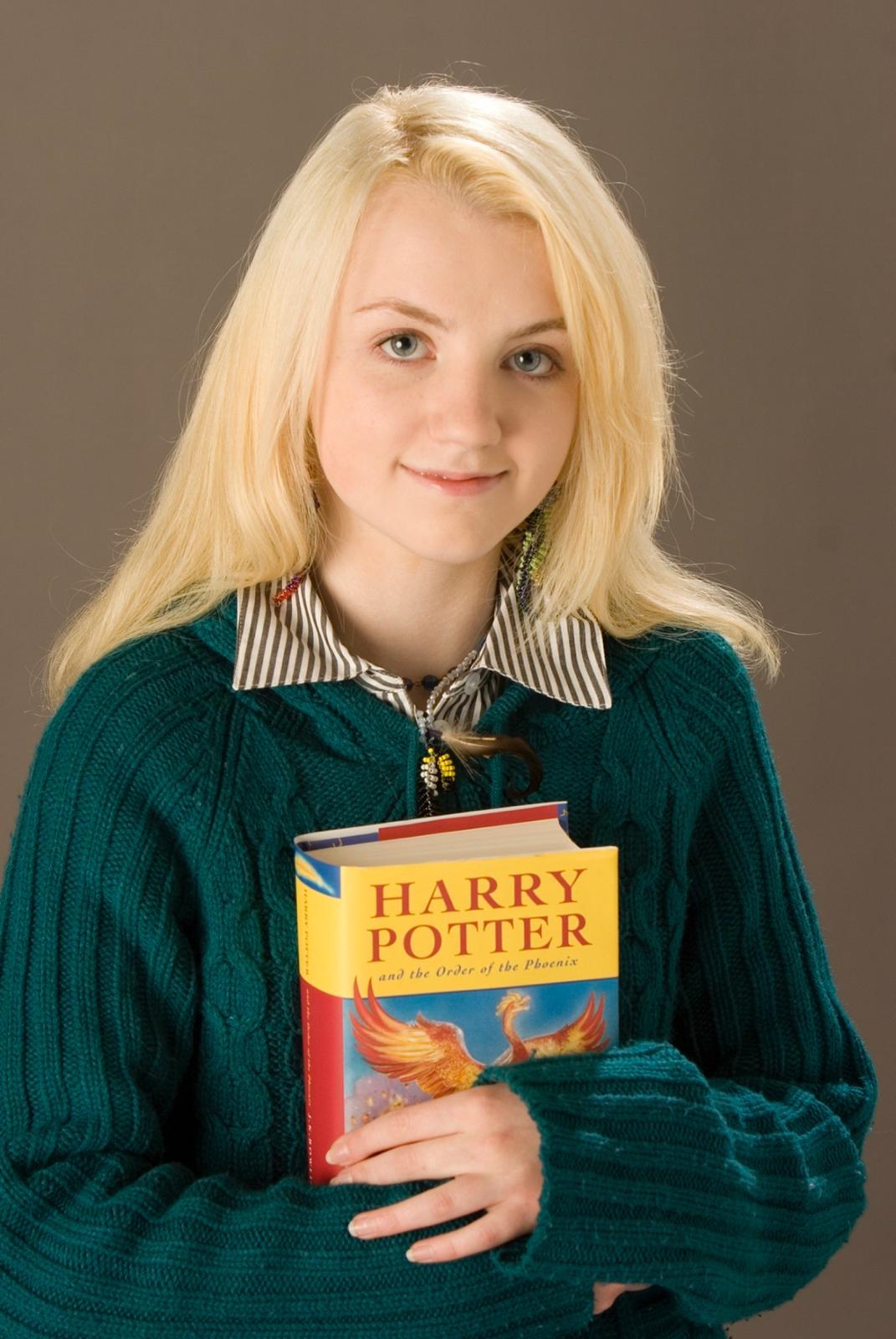 Evanna Lynch在 《哈利波特》的金髮及藍眼形象深入民心。