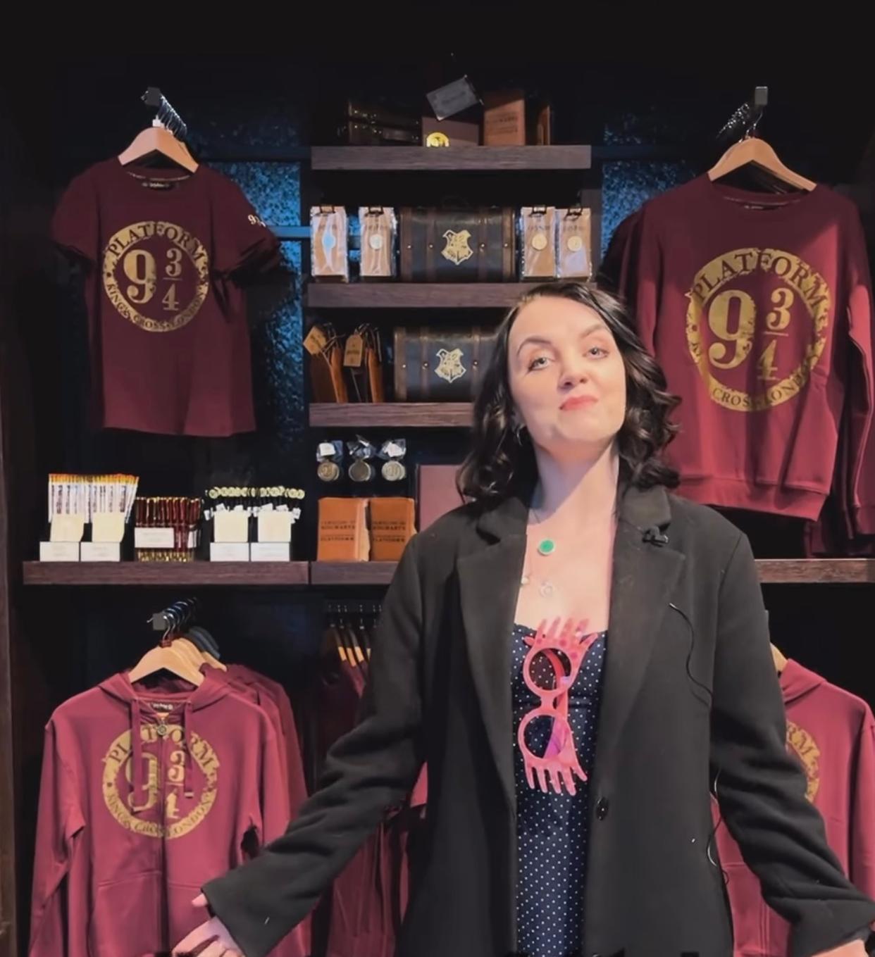 Evanna Lynch拿回露娜的眼鏡道具大玩回憶殺。