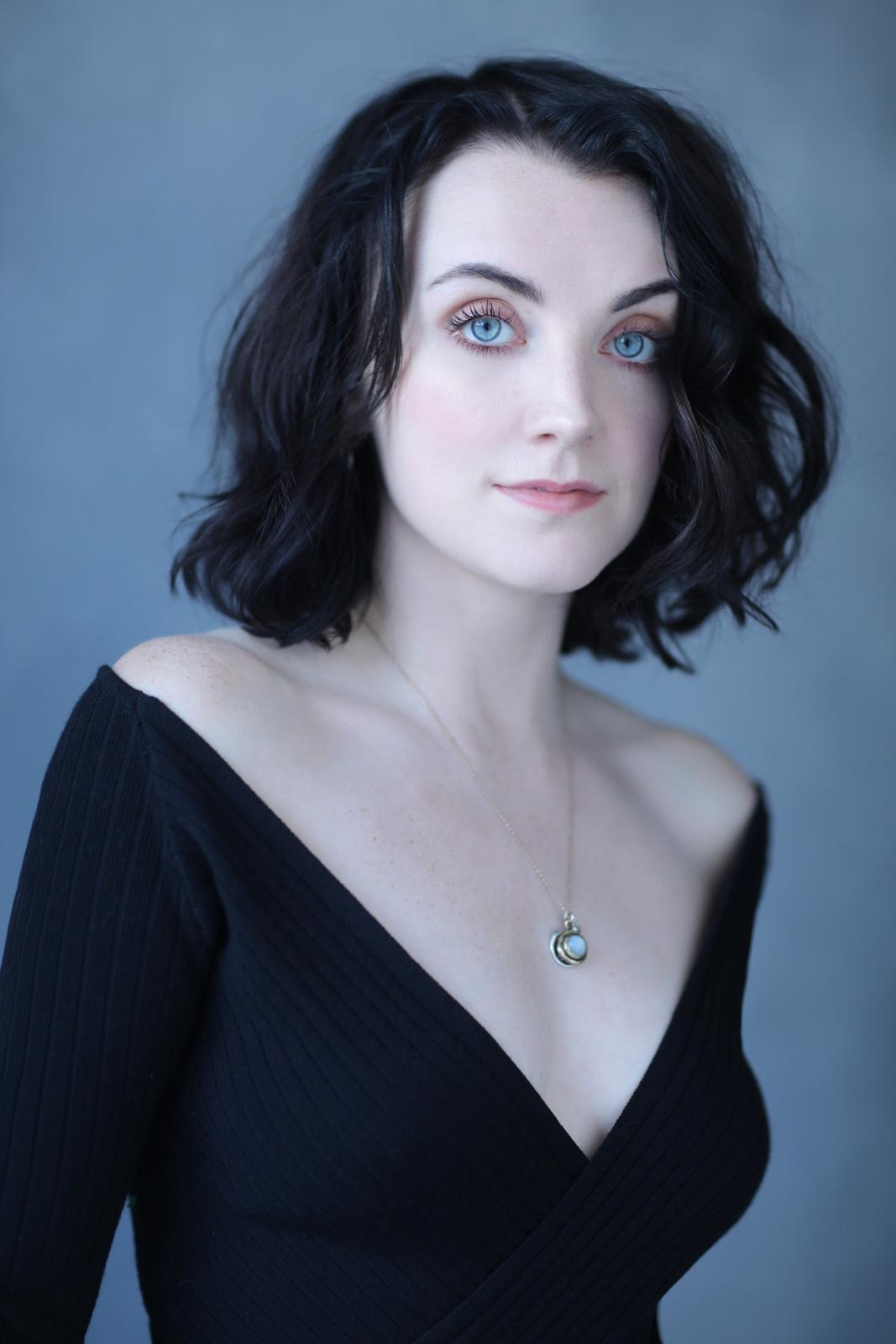 憑《哈利波特》角色露娜的女星Evanna Lynch,最近以黑髮新形象示人。