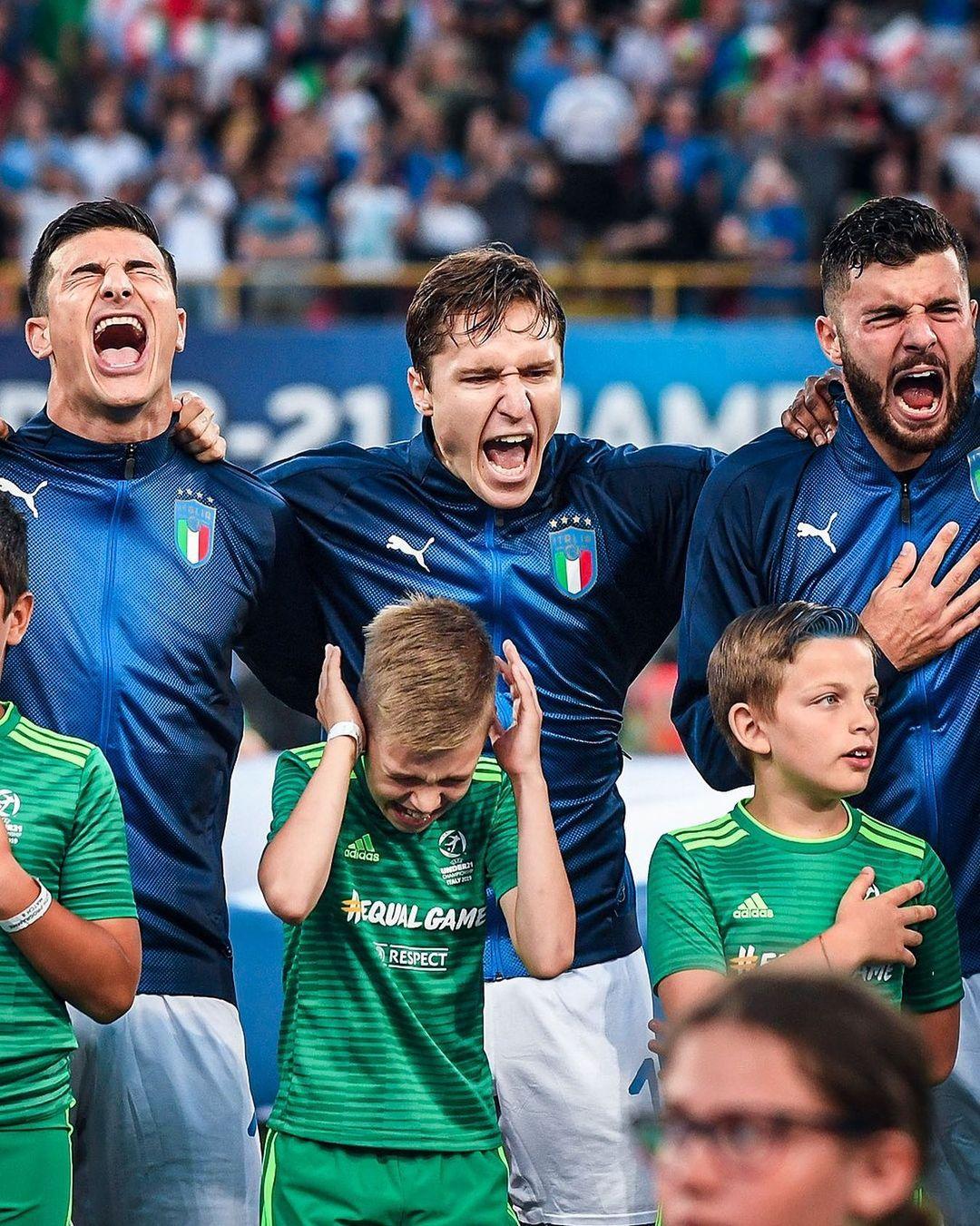 意大利足球隊唱國歌時,令球童忍受不住成為經典畫面。