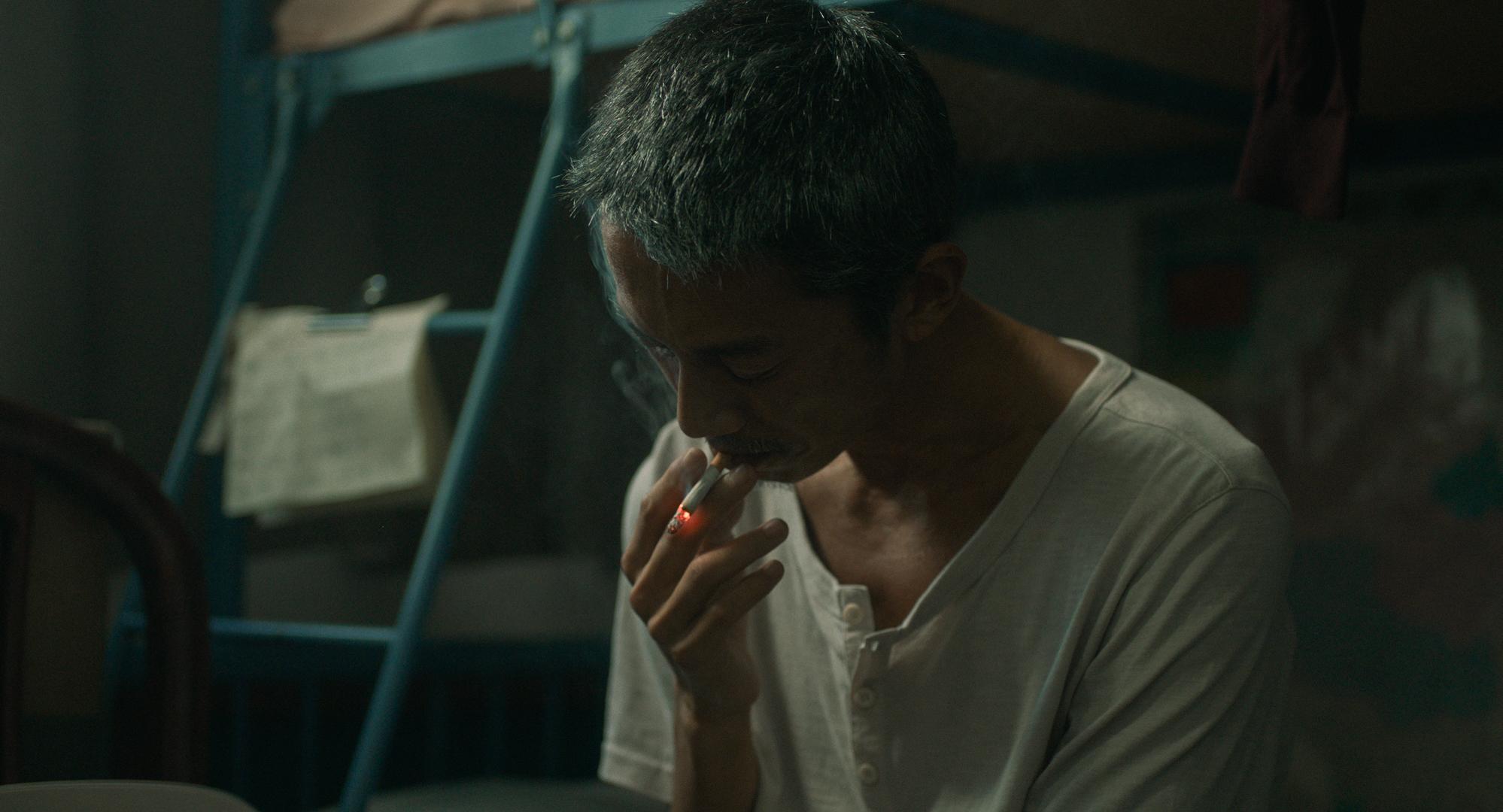 吳慷仁在戲中演癮君子。(《但願人長久》劇照)